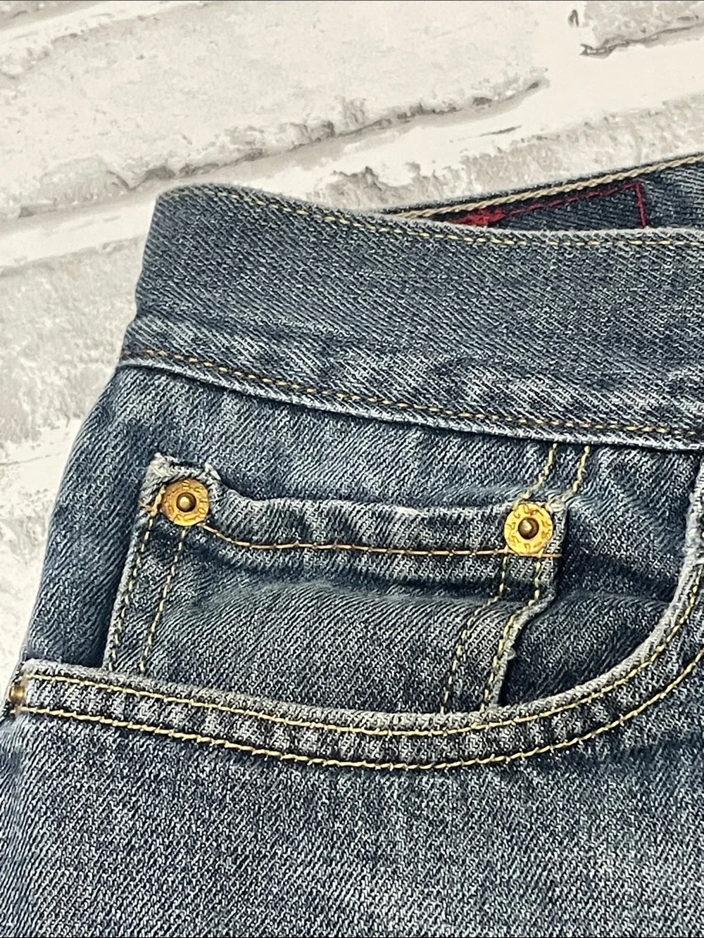 Levi's Men's Faded 514 Blue Slim Straight Jeans. W32 L32. Preowned spots.